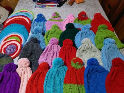 Gorros tejidos multicolores - miniatura 1