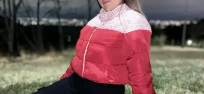 Chaqueta acolchada roja con diseño - miniatura 1