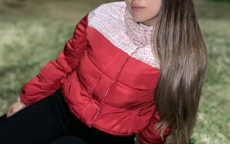 Chaqueta acolchada roja con diseño - 2