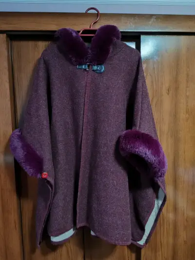 Ruana o poncho elegante - miniatura 1