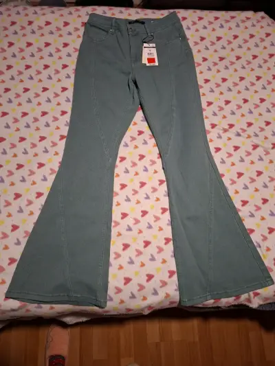 Pantalones acampanados verdes nuevos - miniatura 1