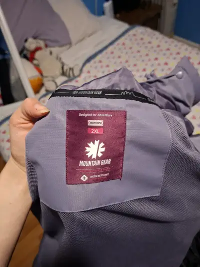 impermeable morado con capucha - miniatura 2