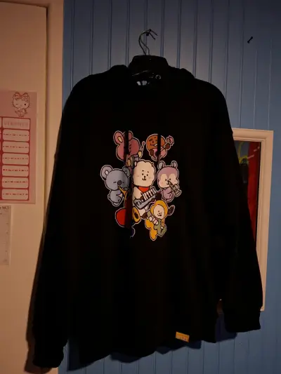 Polerón negro con estampado bts - miniatura 1