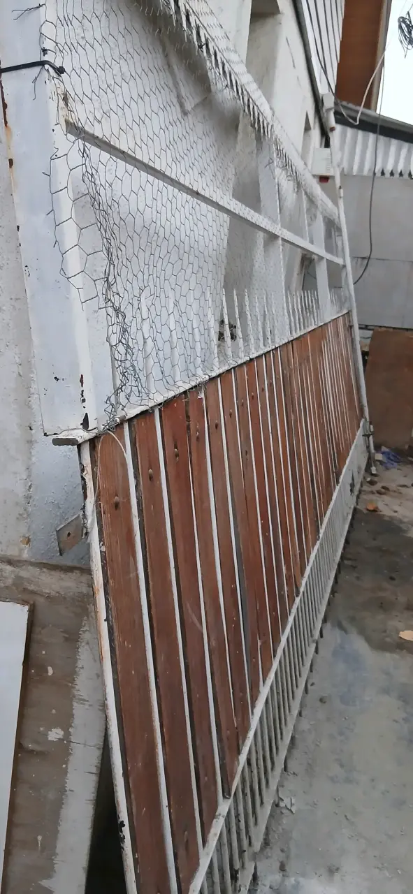 Reja metálica con puerta - 2