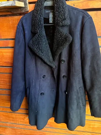 Abrigo negro con cuello de lana - miniatura 1