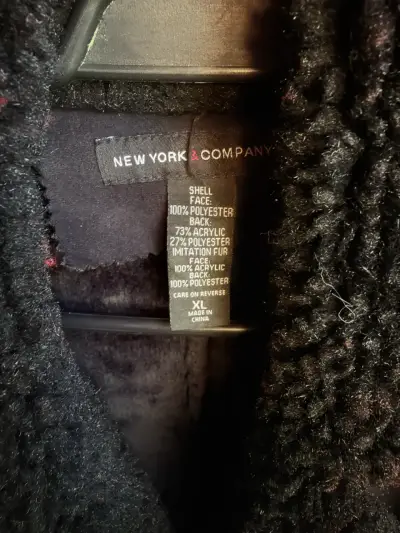 Abrigo negro con cuello de lana - miniatura 3