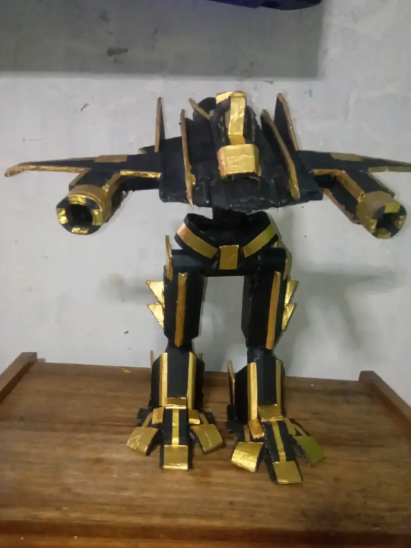 Robot hecho con cartón ♻️. Para decoración. - 2
