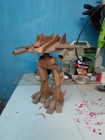 Robot hecho con cartón ♻️. Para decoración. - miniatura 6