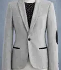 Blazer gris elegante con coderas