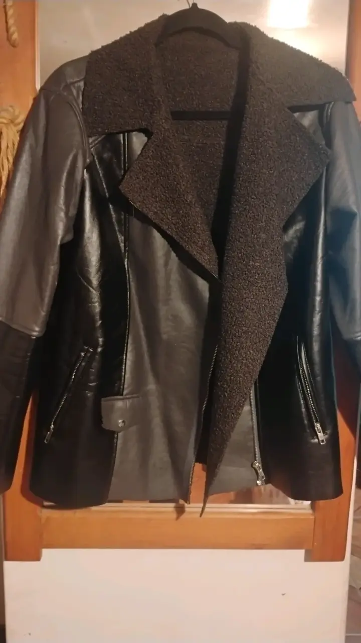 Chaqueta ecocuero negra con gris - 1