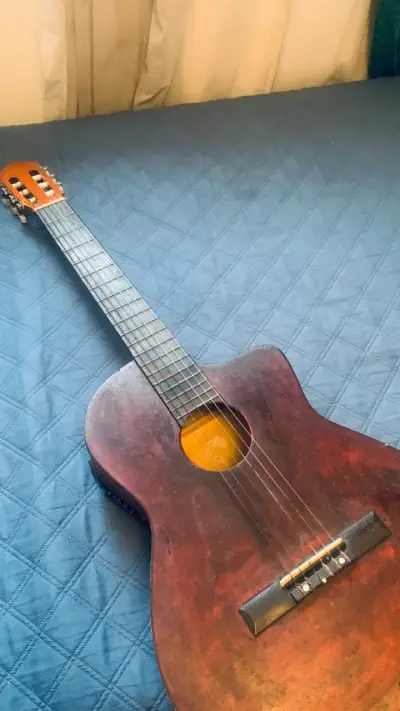 Guitarra acústica clásica usada Medina - miniatura 1