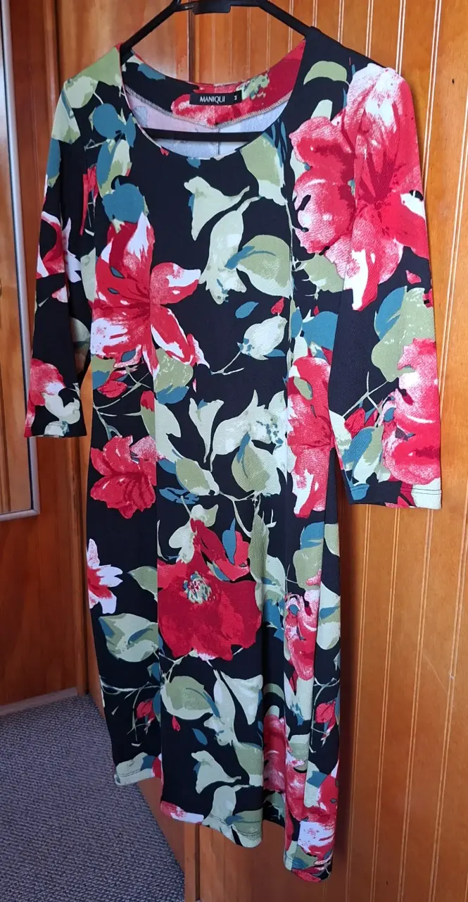 Vestido floral negro con rojo - 1