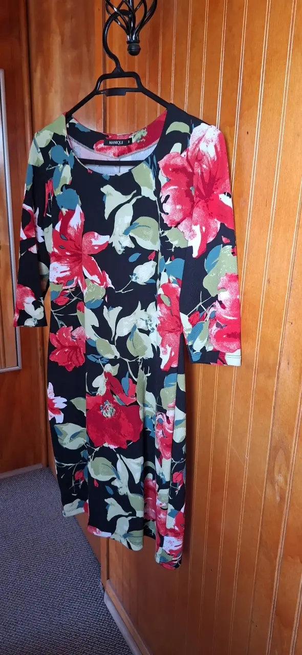 Vestido floral negro con rojo - 3