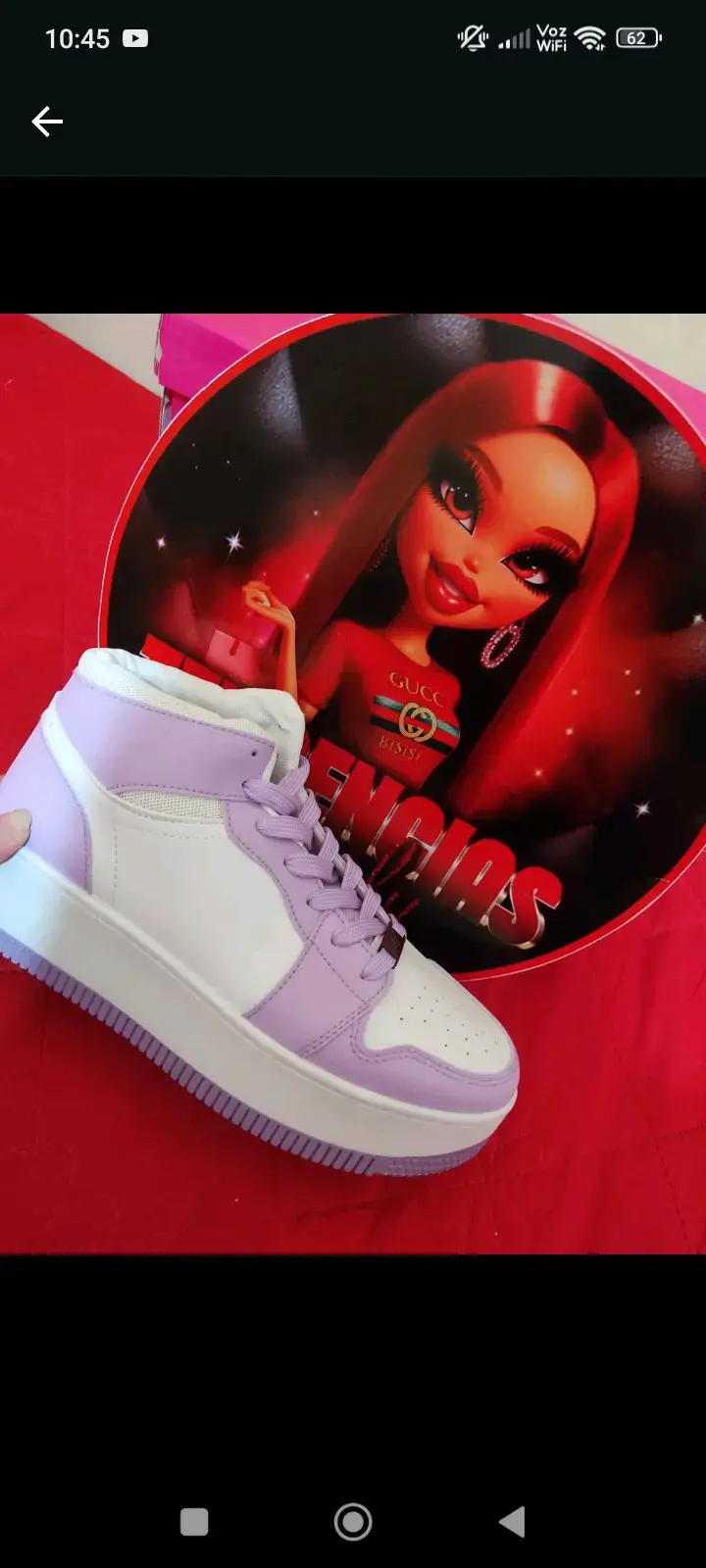 Zapatillas deportivas blancas y lilas