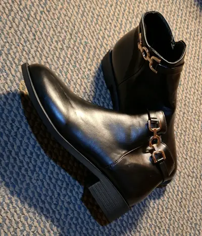 Botines negros con detalle dorado - miniatura 2