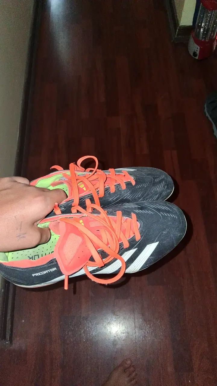 Zapatillas deportivas negras y naranjas - 1