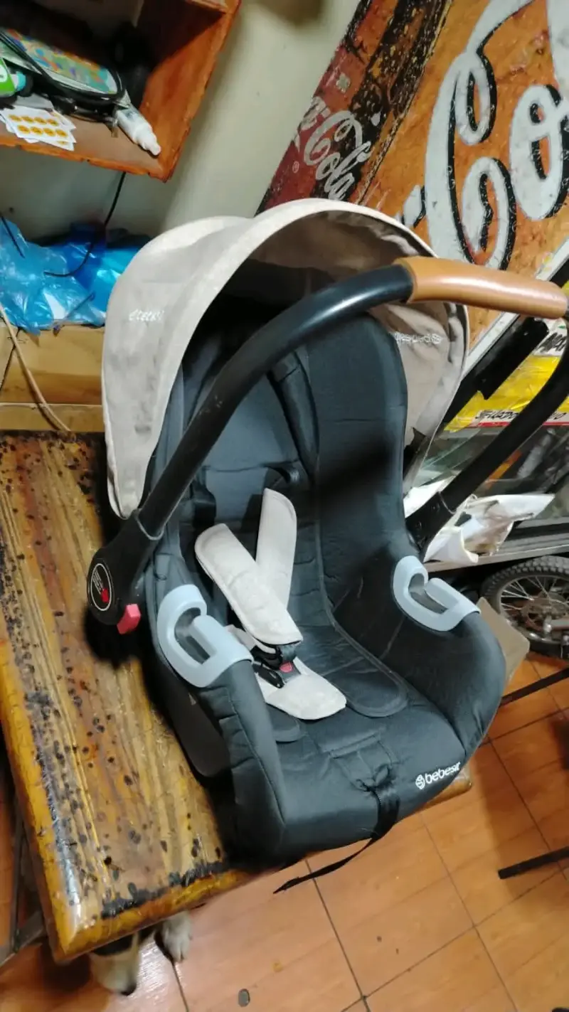 Silla de auto para bebé gris