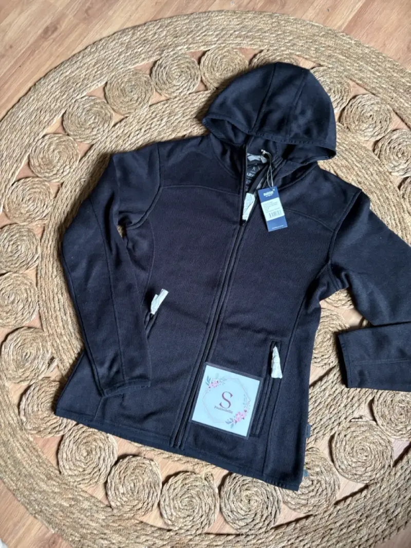 Chaqueta Poleron negra con capucha