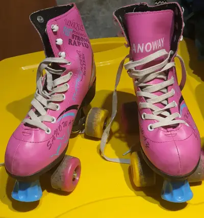 Patines vintage rosados con diseño - miniatura 1