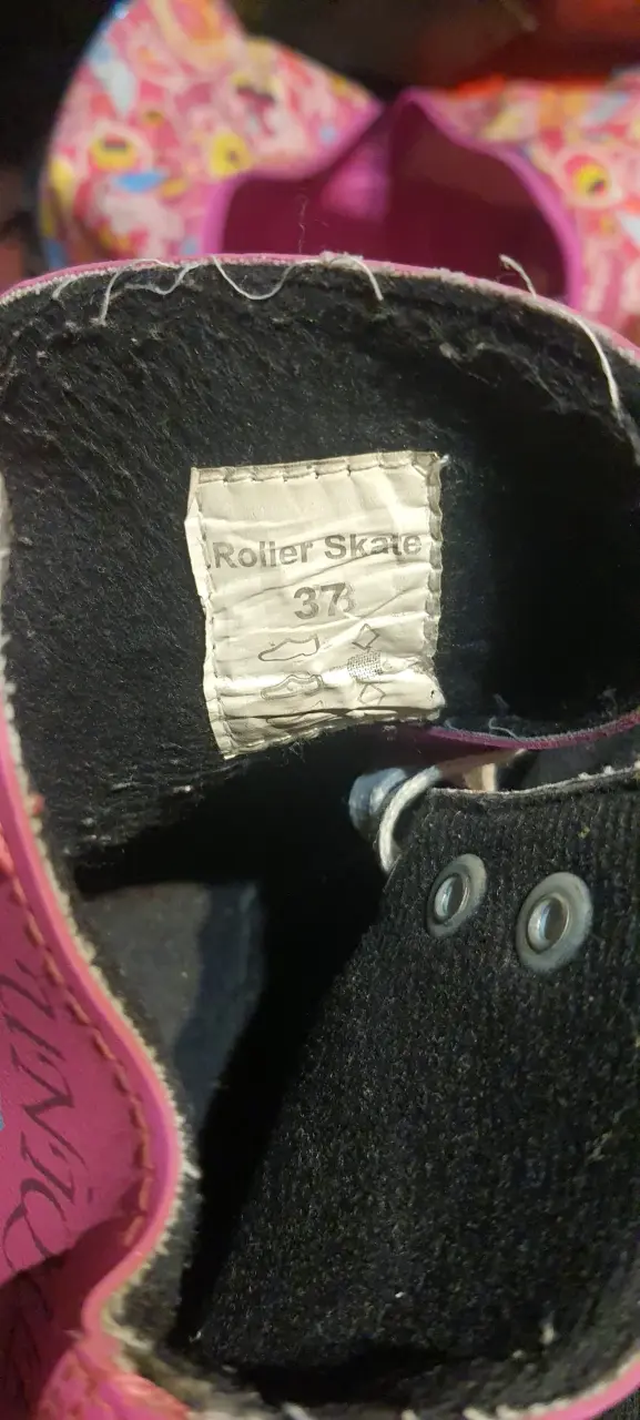 Patines vintage rosados con diseño - 4