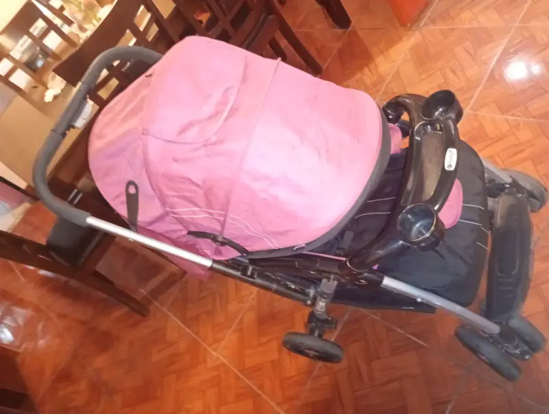 Coche de bebé rosado - 1