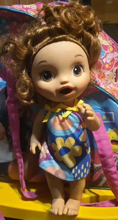 Muñeca de juguete con vestido - miniatura 1