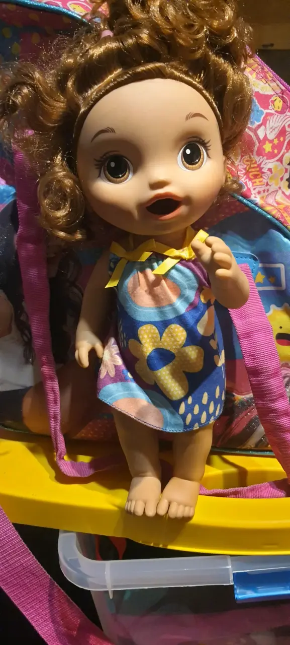 Muñeca de juguete con vestido - 2