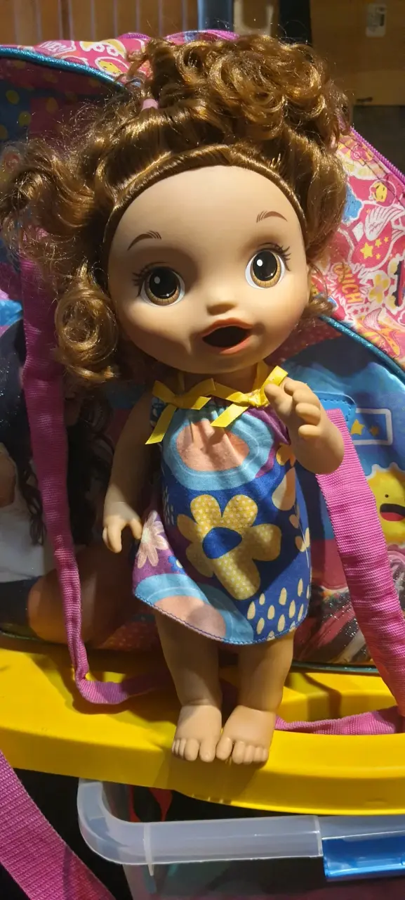 Muñeca de juguete con vestido - 3