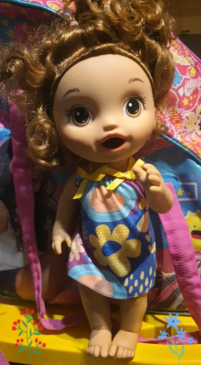 Muñeca de juguete con vestido - 4