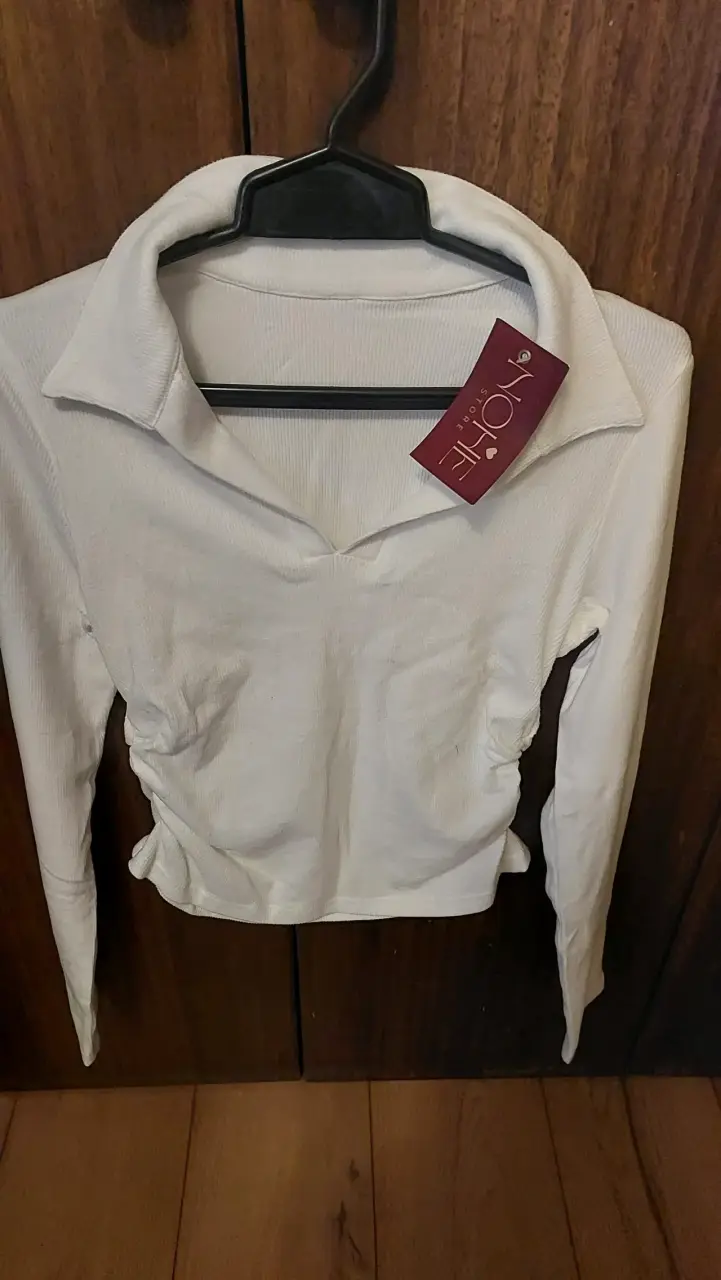 Polera blanca con cuello V - 1