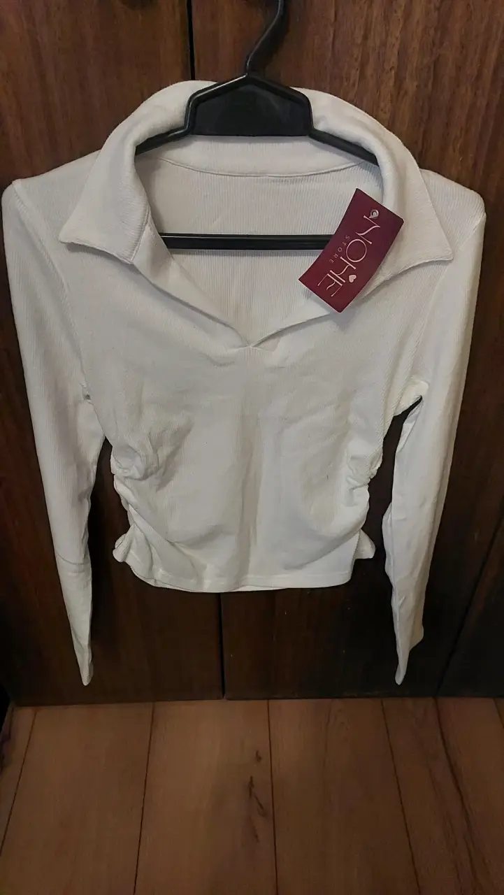 Polera blanca con cuello V - 2