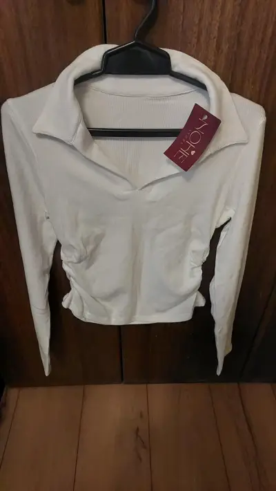Polera blanca con cuello V - miniatura 2