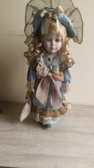 Muñeca de porcelana vintage - miniatura 1
