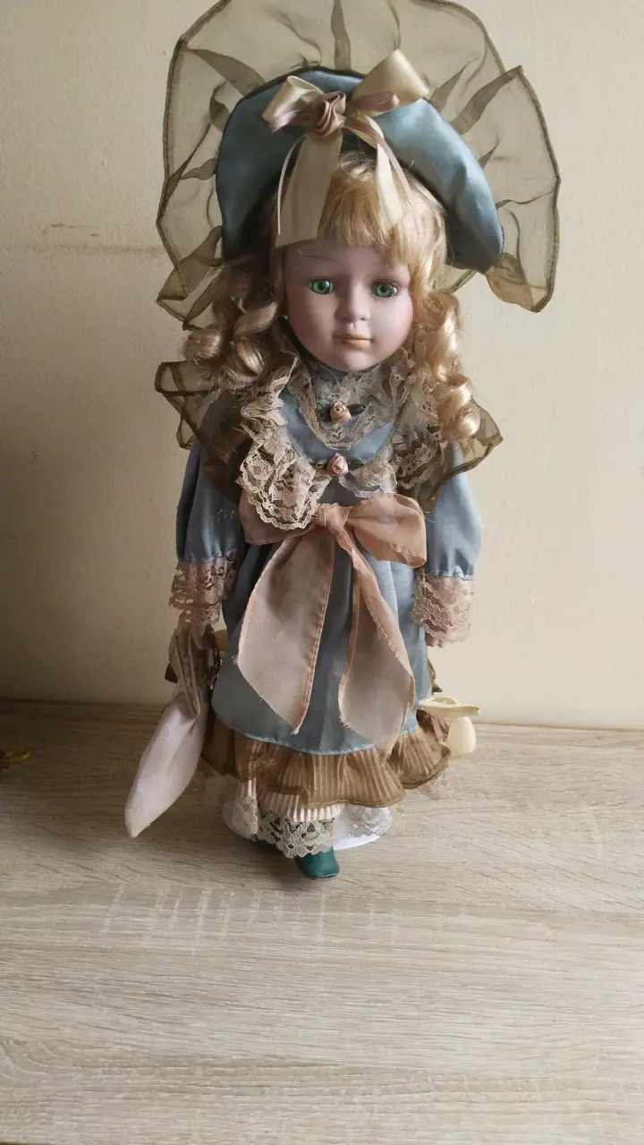 Muñeca de porcelana vintage - 2