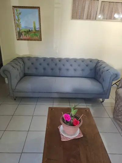 Sofá capitone chesterfield gris - miniatura 1