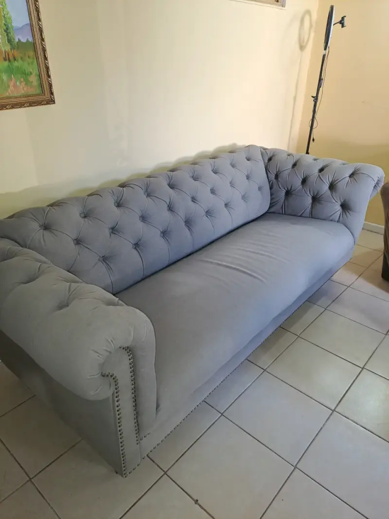 Sofá capitone chesterfield gris - 2