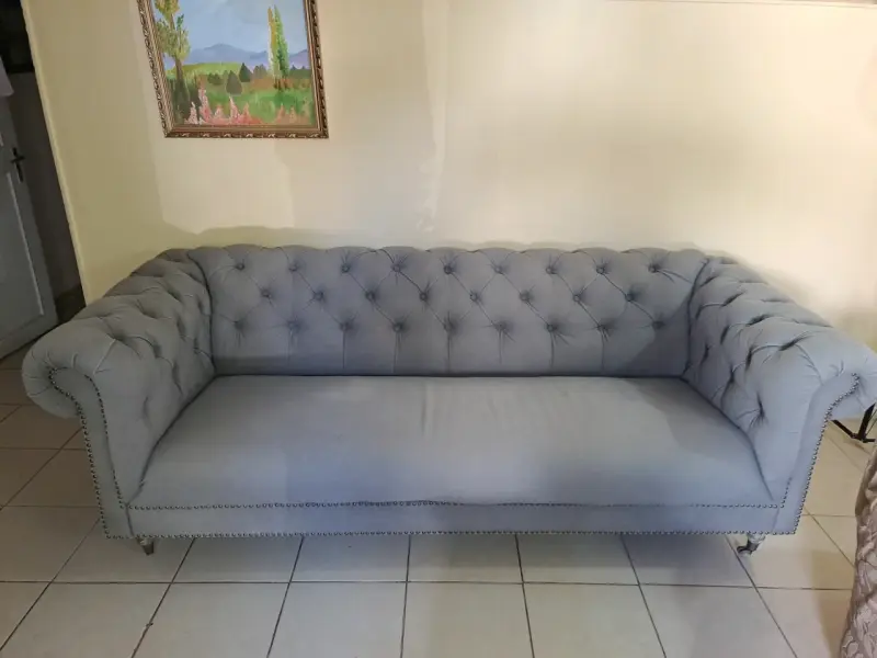 Sofá capitone chesterfield gris - 3
