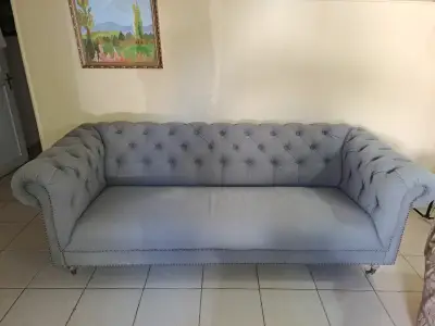 Sofá capitone chesterfield gris - miniatura 3