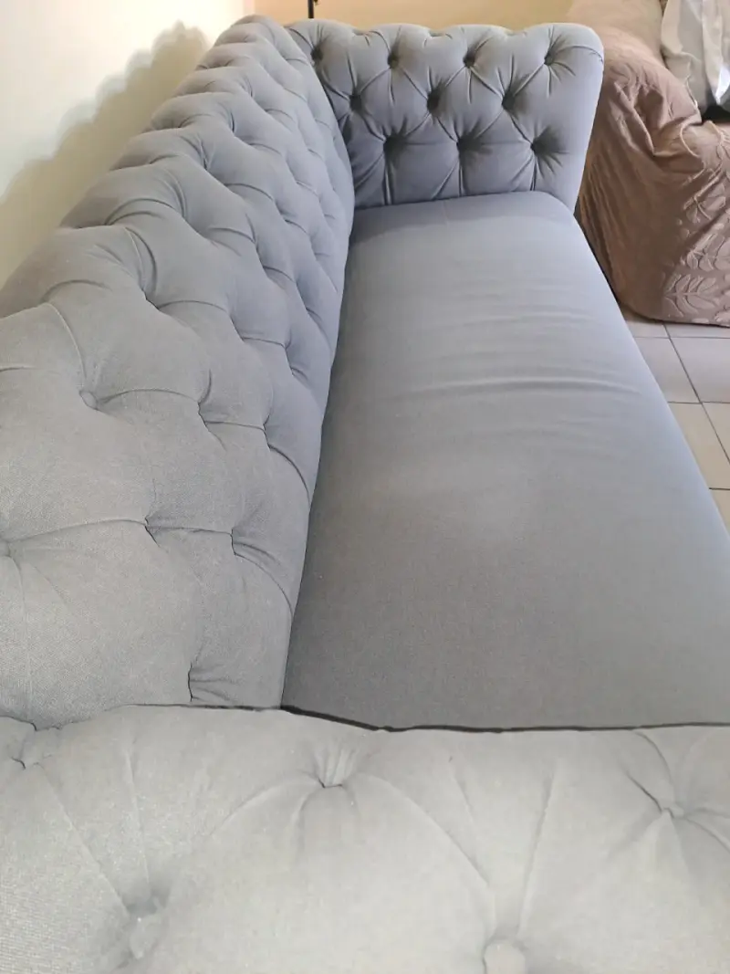 Sofá capitone chesterfield gris - 4