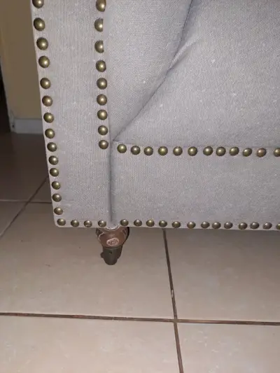 Sofá capitone chesterfield gris - miniatura 5