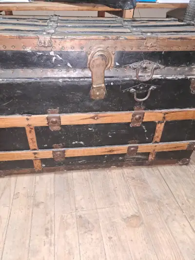 Baúl antiguo de madera y metal, reliquia - miniatura 1