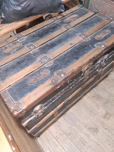 Baúl antiguo de madera y metal, reliquia - miniatura 2