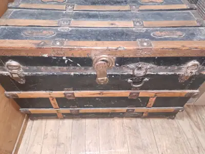 Baúl antiguo de madera y metal, reliquia - miniatura 4