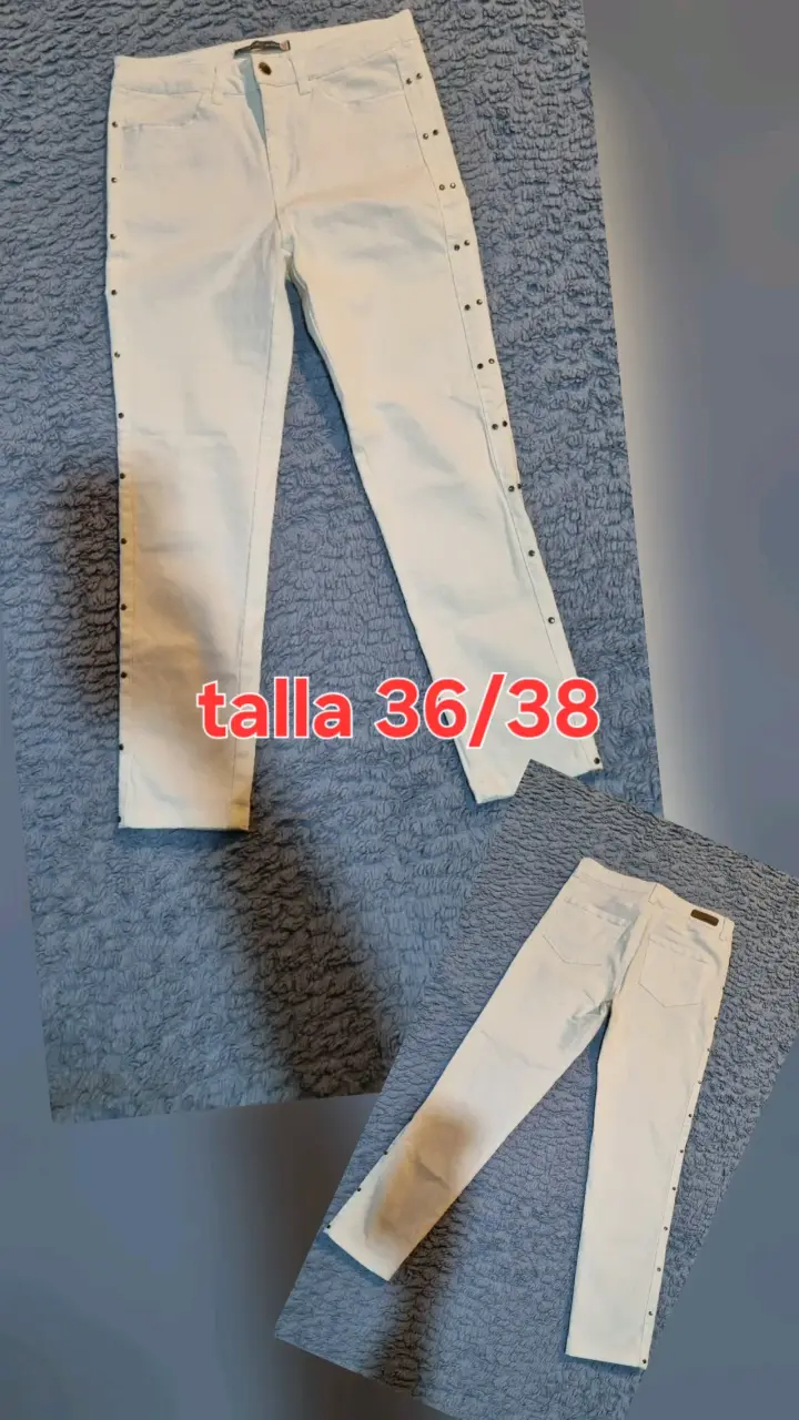 Jeans blancos con botones laterales - 1