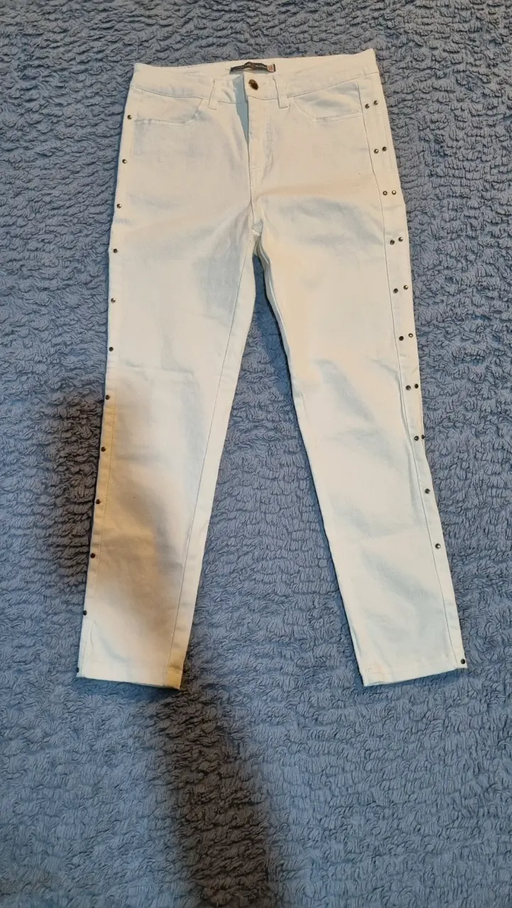 Jeans blancos con botones laterales - 2