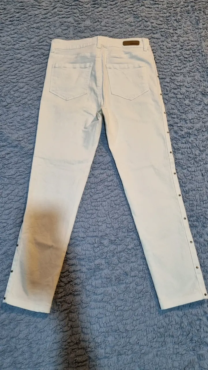Jeans blancos con botones laterales - 3