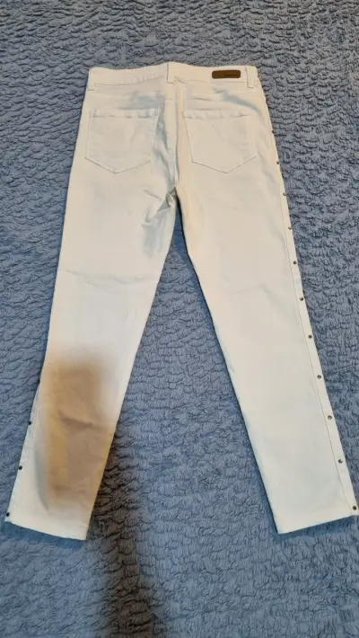 Jeans blancos con botones laterales - miniatura 3