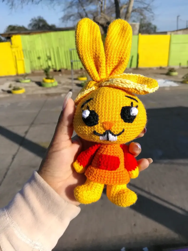Muñeco de conejo amarillo tejido - 1