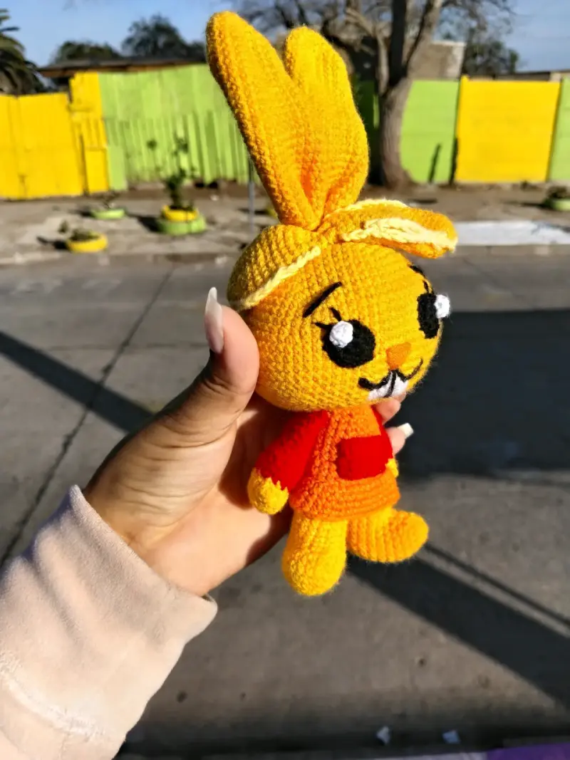 Muñeco de conejo amarillo tejido - 2