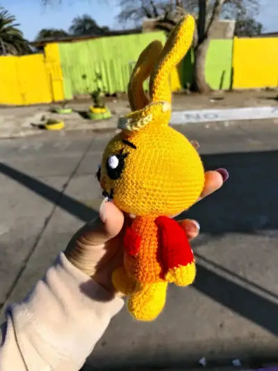 Muñeco de conejo amarillo tejido - miniatura 3